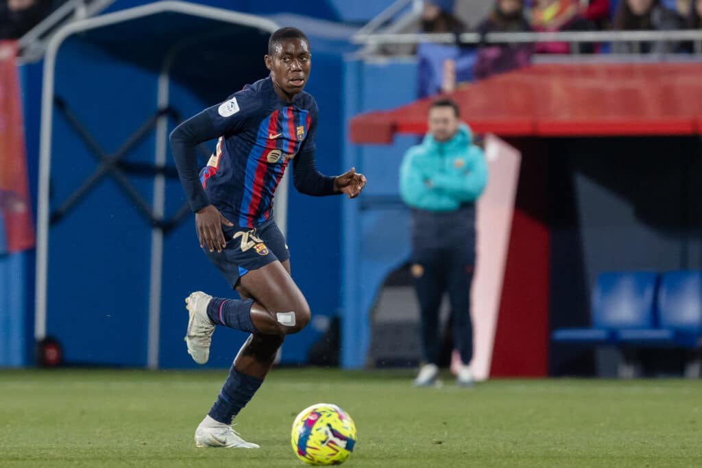 How much does Asisat Oshoala earn in Barcelona? 1 Asisat Oshoala looks forward for FC Barcelona
